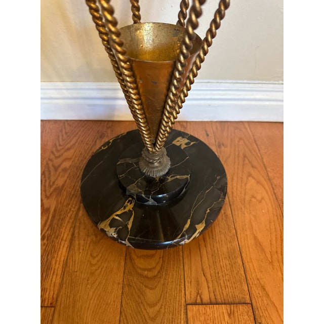 Hollywood Regency 1950s Vintage Italian Rope Metal Gold Gilt Umbrella Form Umbrella Stand For Sale - Image 3 of 10