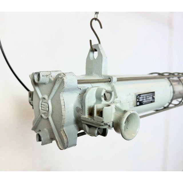 This industrial tube light was made by Elektrosvit in former Czechoslovakia during the 1980s. It is made of an aluminium,...