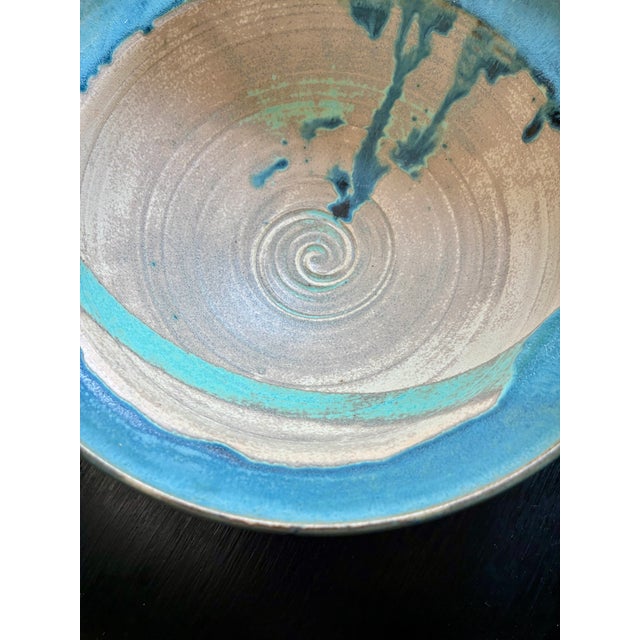 1980s Signed Sculptural Studio Art Pottery Fruit Bowl / Hand Turned Ceramic Post Modern Decorative Centerpiece Bowl For Sale - Image 5 of 10