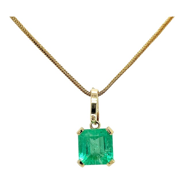8 Carat Colombian Emerald Solitaire Pendant Necklace in 14k Gold For Sale