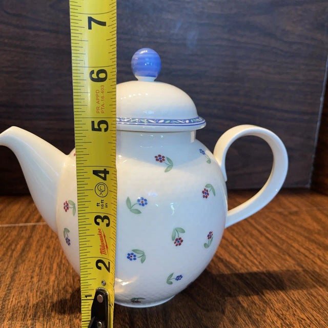 Ceramic Vintage Villeroy & Boch Adeline Tea/Coffee Pot & Lid For Sale - Image 7 of 7