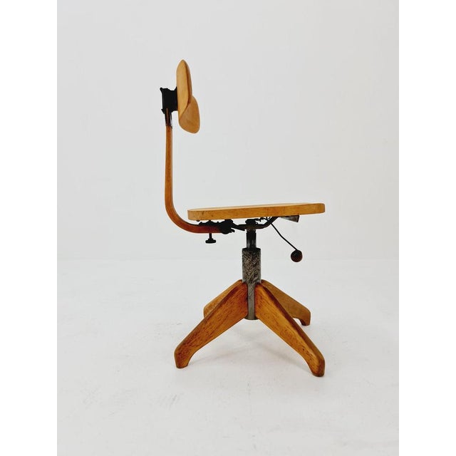 Bauhaus swivel office chair in solid wood By Der FerderDreh 1930s The chair is in good condition Measurements: Height : 79...