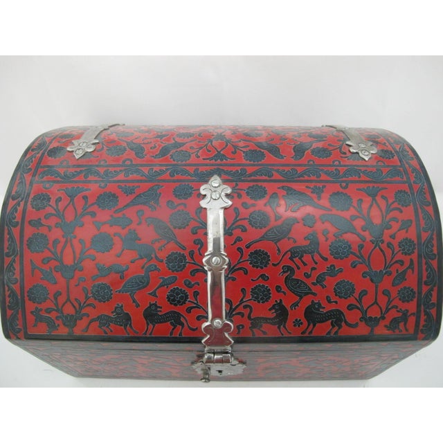 Olinala Guerrero Mexico Red & Black Lacquer Carved Animals Lidded Wood Box For Sale - Image 10 of 18