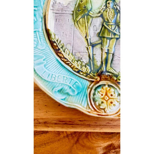 Antique French Majolica Plate, Joan of Arc, Gloire Honneur Liberté Patrie, Late 19th Century For Sale - Image 4 of 7