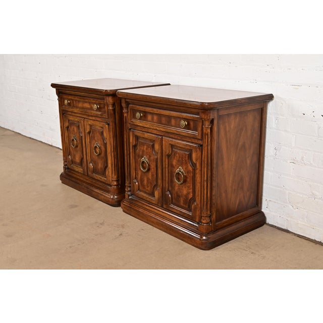 French Drexel Heritage French Regency Louis XVI Burl Wood Nightstands, Pair For Sale - Image 3 of 15