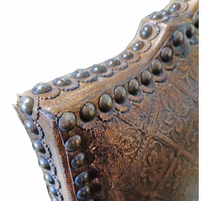 Brown Pair of Louis XIV Armchairs in Tooled Leather and Gilt Wood, Late 18th C. For Sale - Image 8 of 18