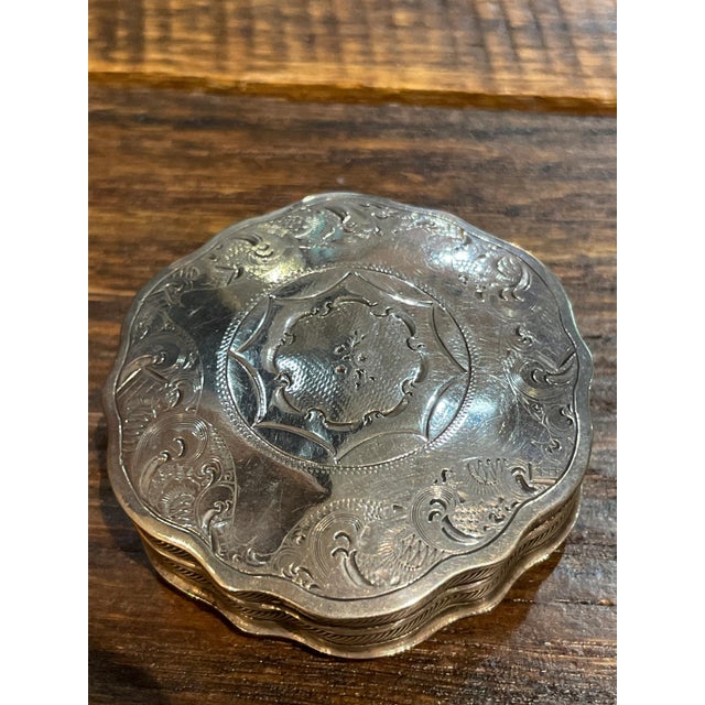 Stunning sterling silver, flower-shaped and engraved hinged box. Hallmarked and engraved on the inside. Dutch, 1855. I...