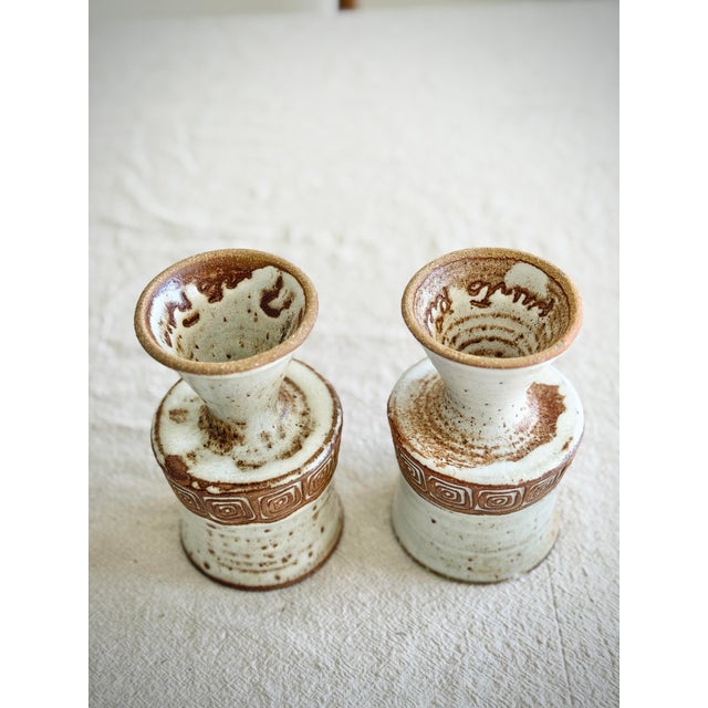 1960s 1960s Los Artesanos Puerto Rico Stoneware Goblets Pair, Hal Lasky Mid Century Pedestal Cups, Sgraffito Ceramic - a Pair For Sale - Image 5 of 9