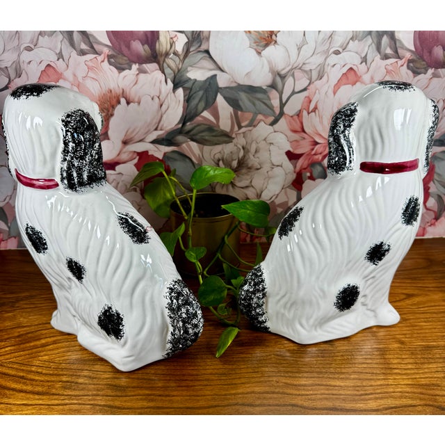 White Pair of Vintage Staffordshire Style Spaniel Dogs Ceramic Statues Portugal Jay Willfred For Sale - Image 8 of 9