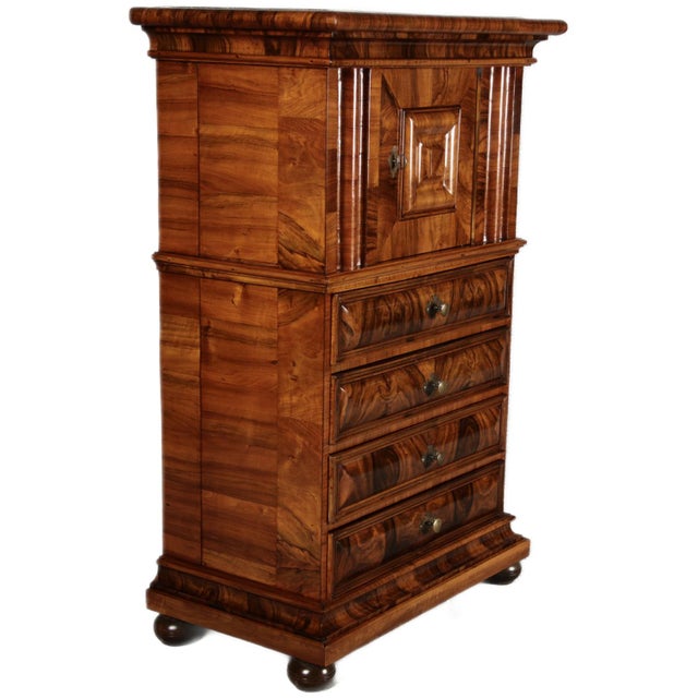 18th Century Walnut Diaper Drawer, 1740s, in Very Good conditions. Designed before 1890