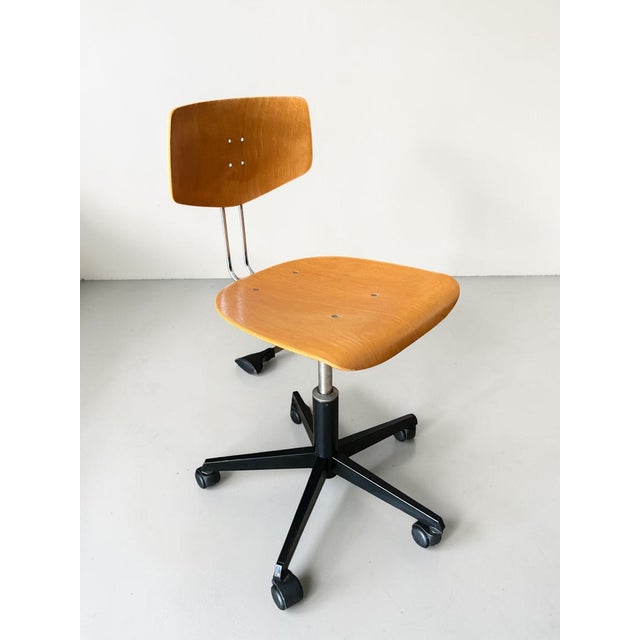 Mid-Century Modern Minimalist Swivel Chair in Molded Plywood, 1976 For Sale - Image 10 of 10