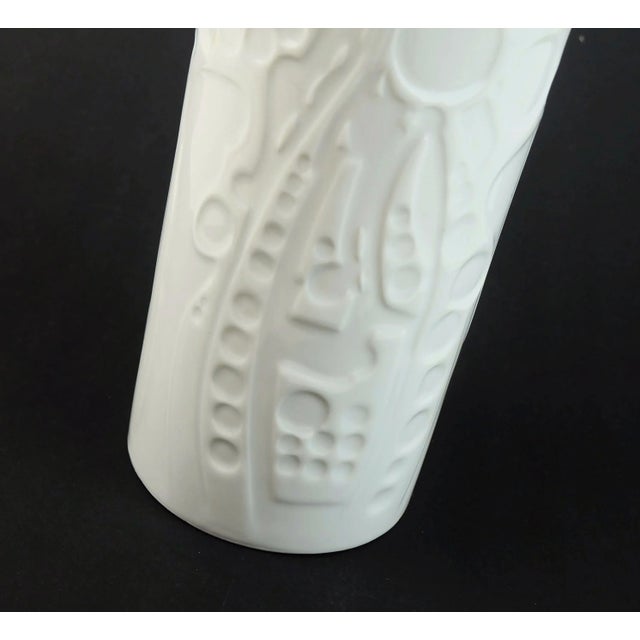 White Large Vintage Porcelain Model No. 7840/2 Vase with Abstract Relief Decor from Gerold-Porzellan Bavaria, 1960s-1970s For Sale - Image 8 of 10
