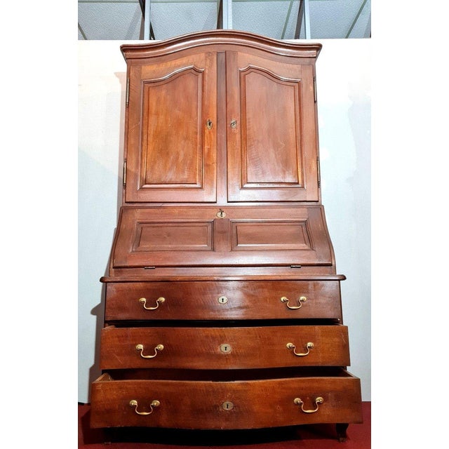Louis XV Curved Walnut Chest of Drawers For Sale - Image 5 of 6