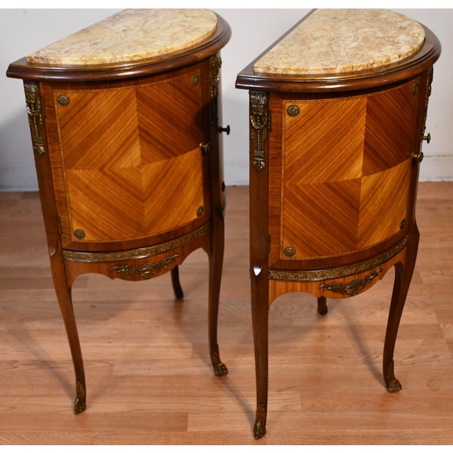1930s French Louis XV Satinwood & Marble Top Pair Nightstands / Bedside Tables For Sale - Image 4 of 10