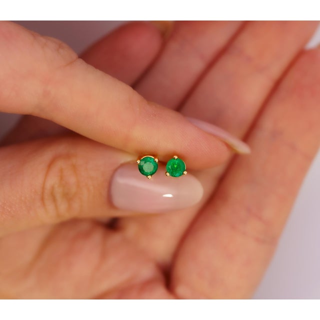 Contemporary 1/2 Carat Natural Emerald Round 4mm 3-Prong 14k Gold Stud Earrings - 2 Pieces For Sale - Image 3 of 7