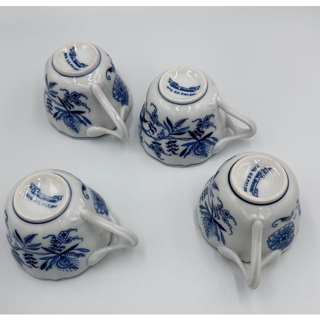 1950s 1950's Danube Blue Onion Blue & White 8pc Cup & Saucer Set Ribbon Hallmark For Sale - Image 5 of 9
