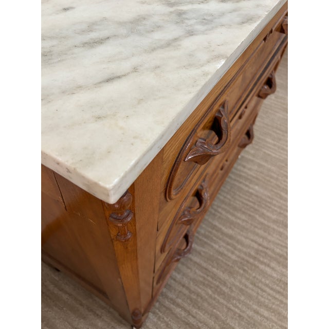 19th-Century American Victorian Burl Walnut & Tiger Oak Marble Top Chest of Drawers For Sale In Columbus - Image 6 of 10