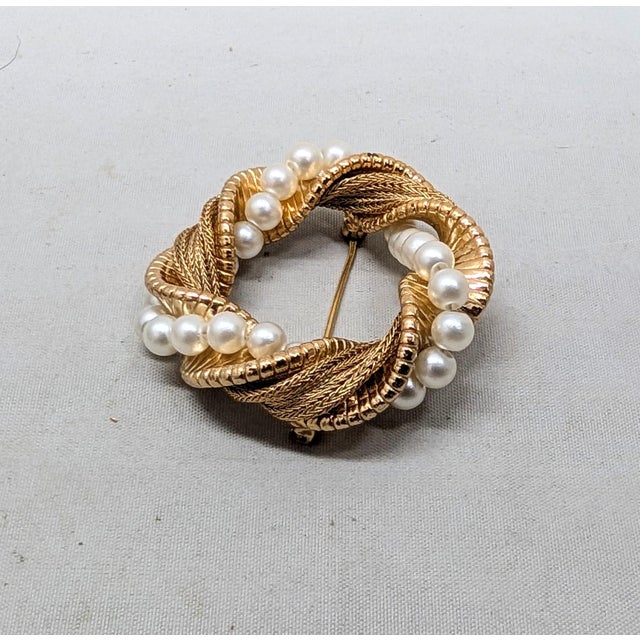 Mid-Century Modern Vintage 1960s Signed Napier Goldtone Faux-Pearl Wrapped Circle Brooch For Sale - Image 3 of 7
