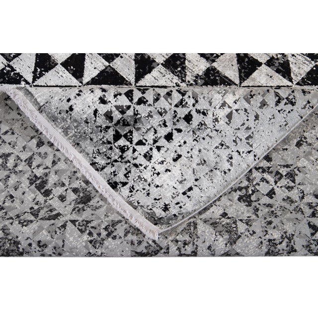 Beautiful contemporary high-end rug, machine-made with a gray field, black and white accents in a gorgeous allover...