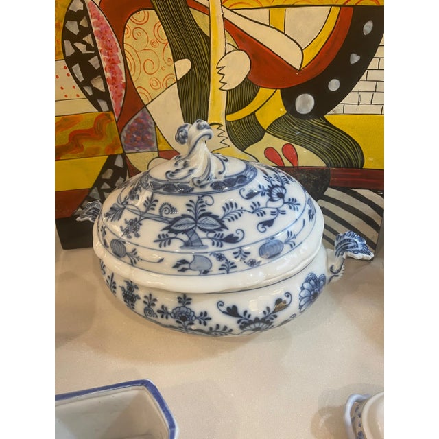 English Late 20th Century Blue & White Porcelain Onion Jar With Lid For Sale - Image 3 of 4