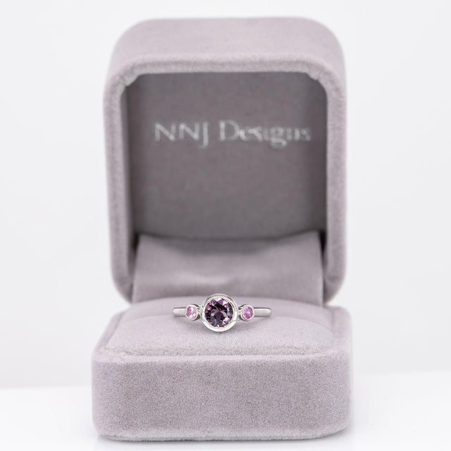 Modern Purple Spinel Ring With Purple Sapphire Accents: Solid 14k Gold, Size 6.75 For Sale - Image 3 of 9