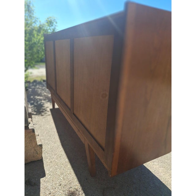 1950s Modernist French Sideboard in Oak Chevron Pattern and Glass-Fronted, 1950s For Sale - Image 5 of 15