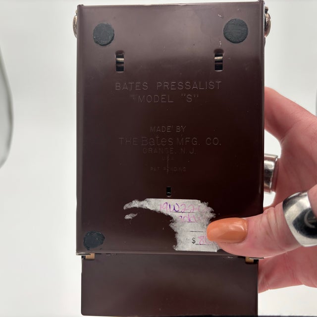 Art Deco Mid-Century Sterling Silver Bates MFG Co. Pressalist Model ‘S’ List Finder Desk Collectible Circa 1960s For Sale - Image 3 of 12