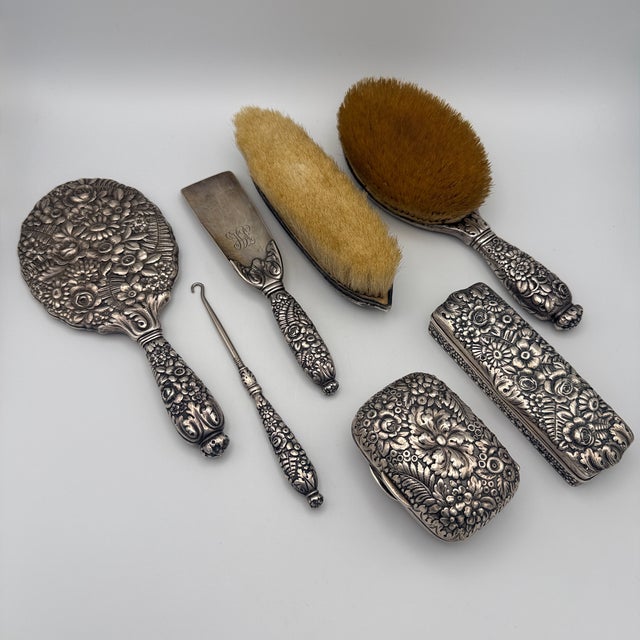 Antique Repoussé Frisiertisch Set in Sterling Silber from Tiffany & Co., 1890s, Set of 7 For Sale - Image 3 of 18