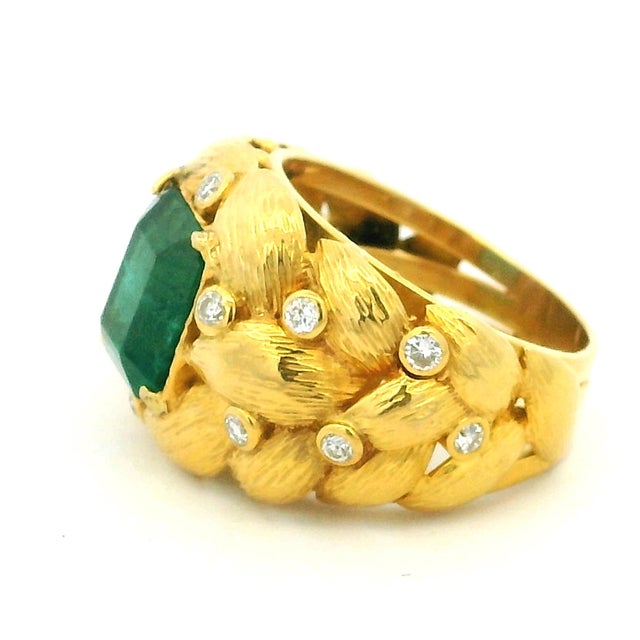 Vintage Etruscan-Style 18K Gold Emerald and Diamond Ring For Sale In Miami - Image 6 of 11