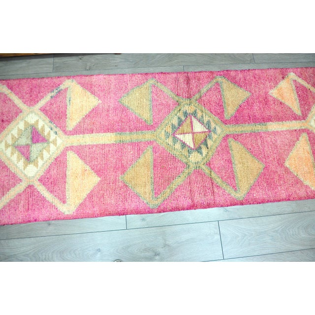 1960s Vintage Pink Color Geometric Handmade Turkish Runner For Sale In Phoenix - Image 6 of 11