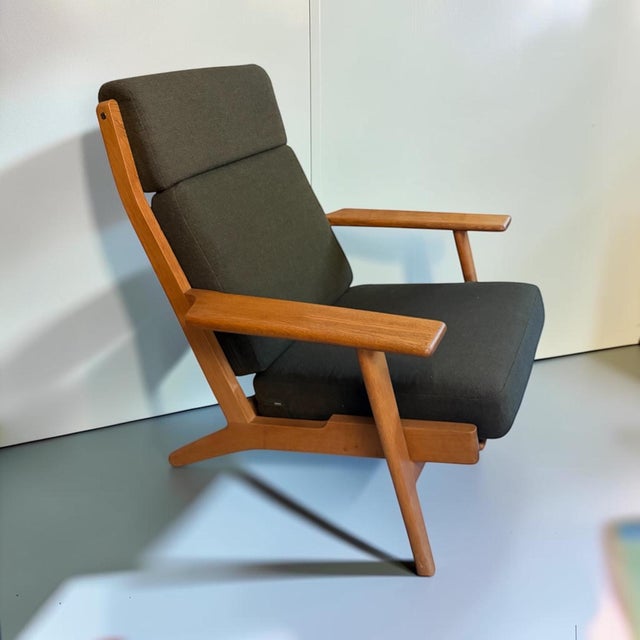 An exceptional ge-290a lounge chair designed by hans j. Wegner for getama, denmark, dating from the 1990s. crafted from...