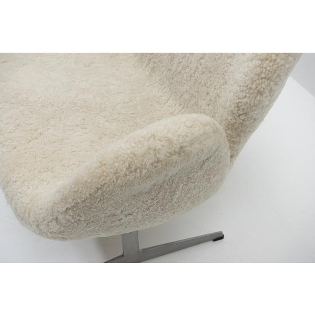 Swan Sofa in Sheepskin by Arne Jacobsen for Fritz Hansen, 2000s For Sale - Image 9 of 16