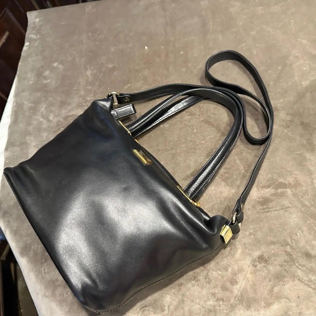 Italian A 1990s Elegant Black Leather and Brass Italian Hand-Bag by Gianfranco Ferrè For Sale - Image 3 of 15