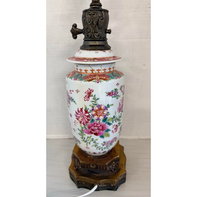 Chinoiserie Mid 20th Century Chinoiserie Floral Porcelain Table Lamp With Bronze Base For Sale - Image 3 of 6