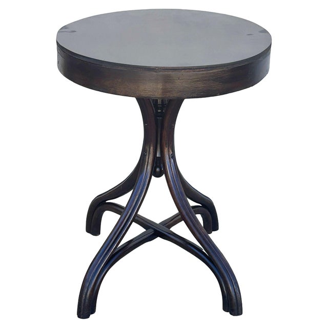 Rare late Victorian polished bent oak oval shaped dining table by Mundus Thonet crafted from warm-toned bentwood with...