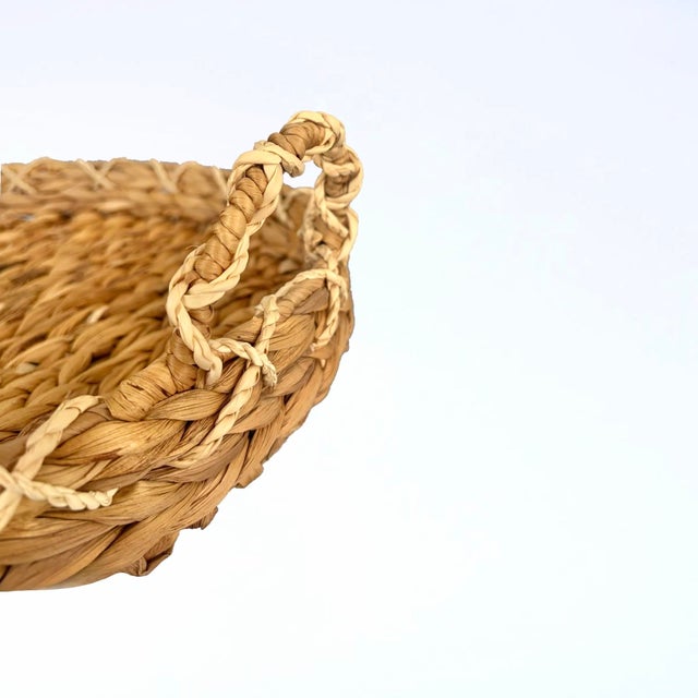 Vintage Coastal Hand-Woven Seagrass Serving Tray For Sale - Image 4 of 5