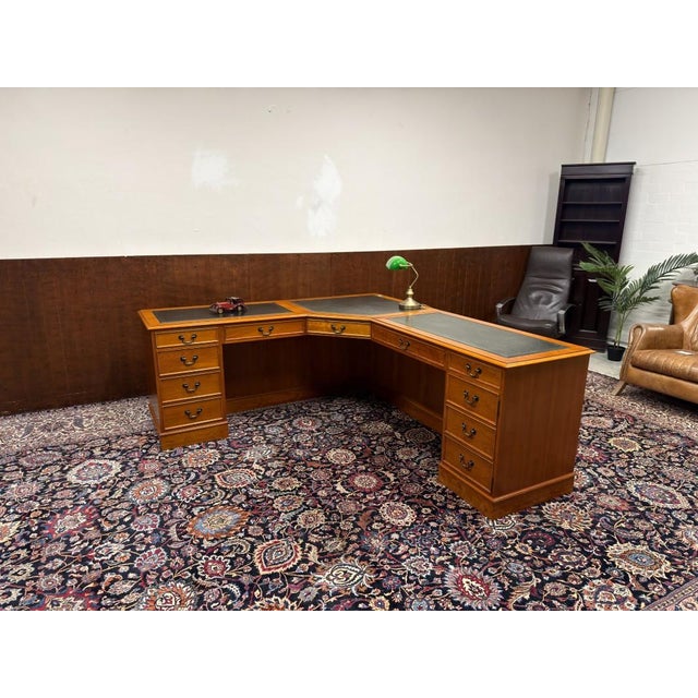 English Chesterfield Corner Desk, in Good conditions. Designed 1920 to 1949