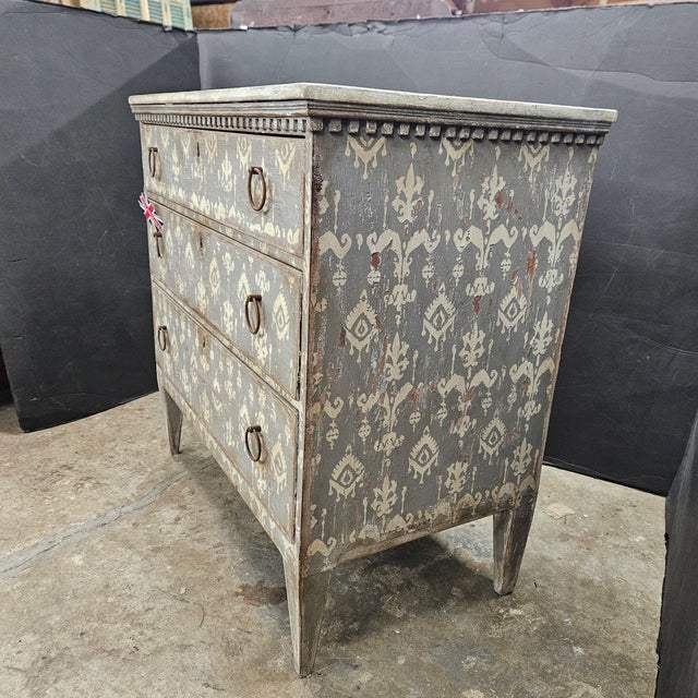Late 19th Cenutry Grey & White 3 Drawer Italian Style Commode With Dental Molding Accent For Sale - Image 11 of 18