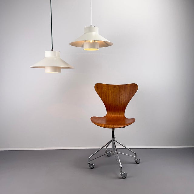 The 3117 chair by Arne Jacobsen from the Series 7 is the office chair version of one of his most famous chairs. This is an...