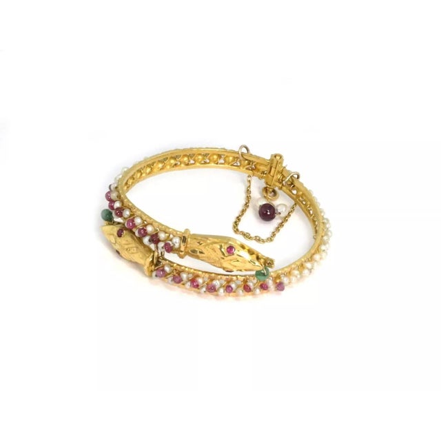 1990s Estate Ruby Emerald Perls 21k Gold Double Snake Head Bypass Bracelet For Sale - Image 5 of 6