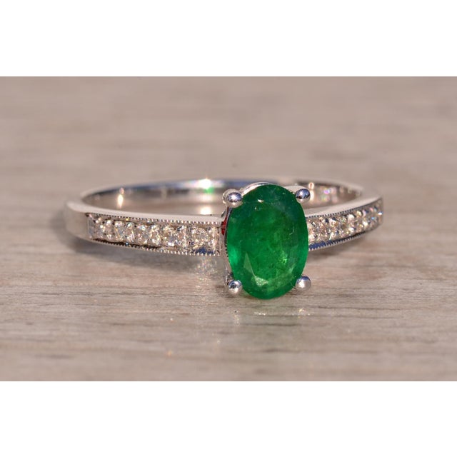 Silver The 42nd Avenue: Emerald and Diamond Ring in White Gold For Sale - Image 8 of 11