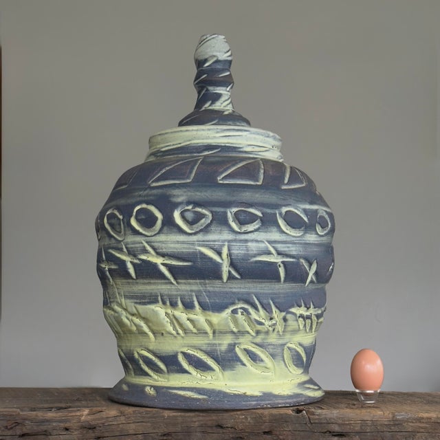 Vintage Abstract Expressionist Monumental Sgraffito Lidded Jar by Arnie Zimmerman, Signed (1982) For Sale - Image 4 of 10