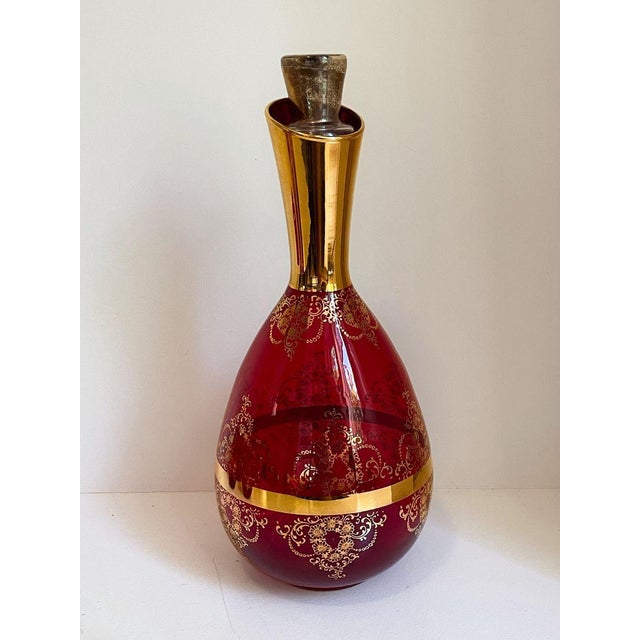 Hollywood Regency 1970s 22k Gold Ruby Red Venetian Murano Glass Decanter With 5 Tumblers - 6 pcs For Sale - Image 3 of 10