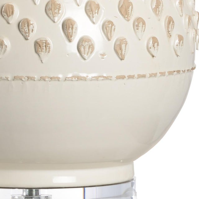 The cream glazed finish, gently curved body and hand textured pattern of the italian ceramic create an appealing table...