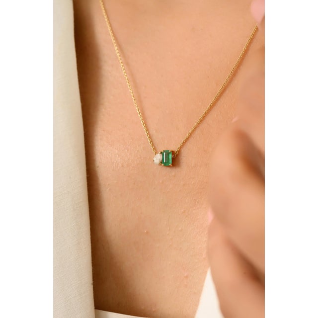 Modern 14k Gold Emerald Diamond Birthstone Necklace Bond Jewelry for Mom For Sale - Image 3 of 13