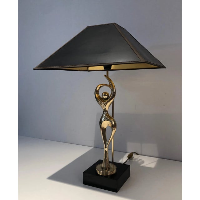 This table lamp representing a stylish dancer is made of brass. This is a French work. Circa 1970.