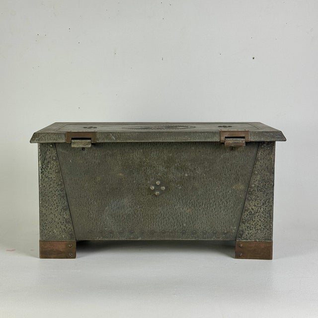 Antique Arts & Crafts Hammered Metal Storage Box With Décorative Side Handles and Details For Sale In New York - Image 6 of 12