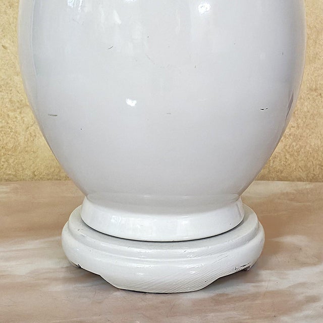 Cream Vintage Cream Ceramic Urn Table Lamp With Brass Accents & Shade - Hollywood Regency For Sale - Image 8 of 18