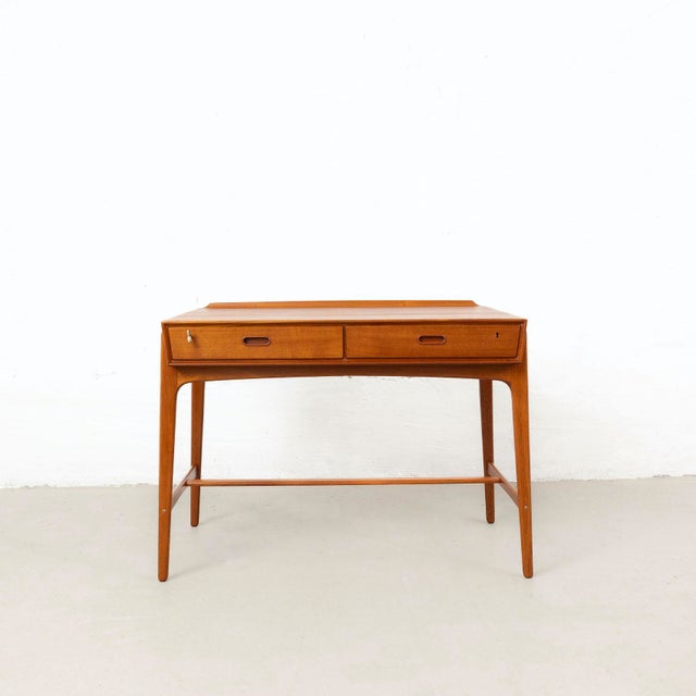 This elegant 1960s teak desk combines Scandinavian design with masterful craftsmanship. It was designed by renowned Danish...