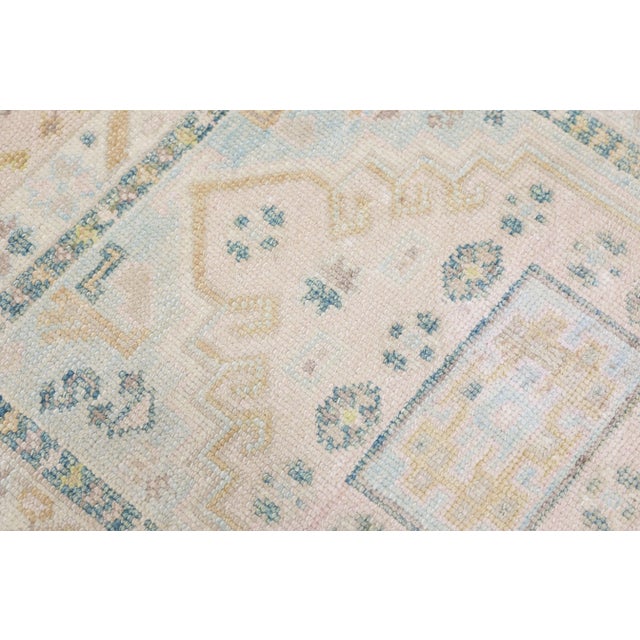 This modern Turkish Oushak rug is a stunning piece of art that has been handwoven using traditional techniques by skilled...